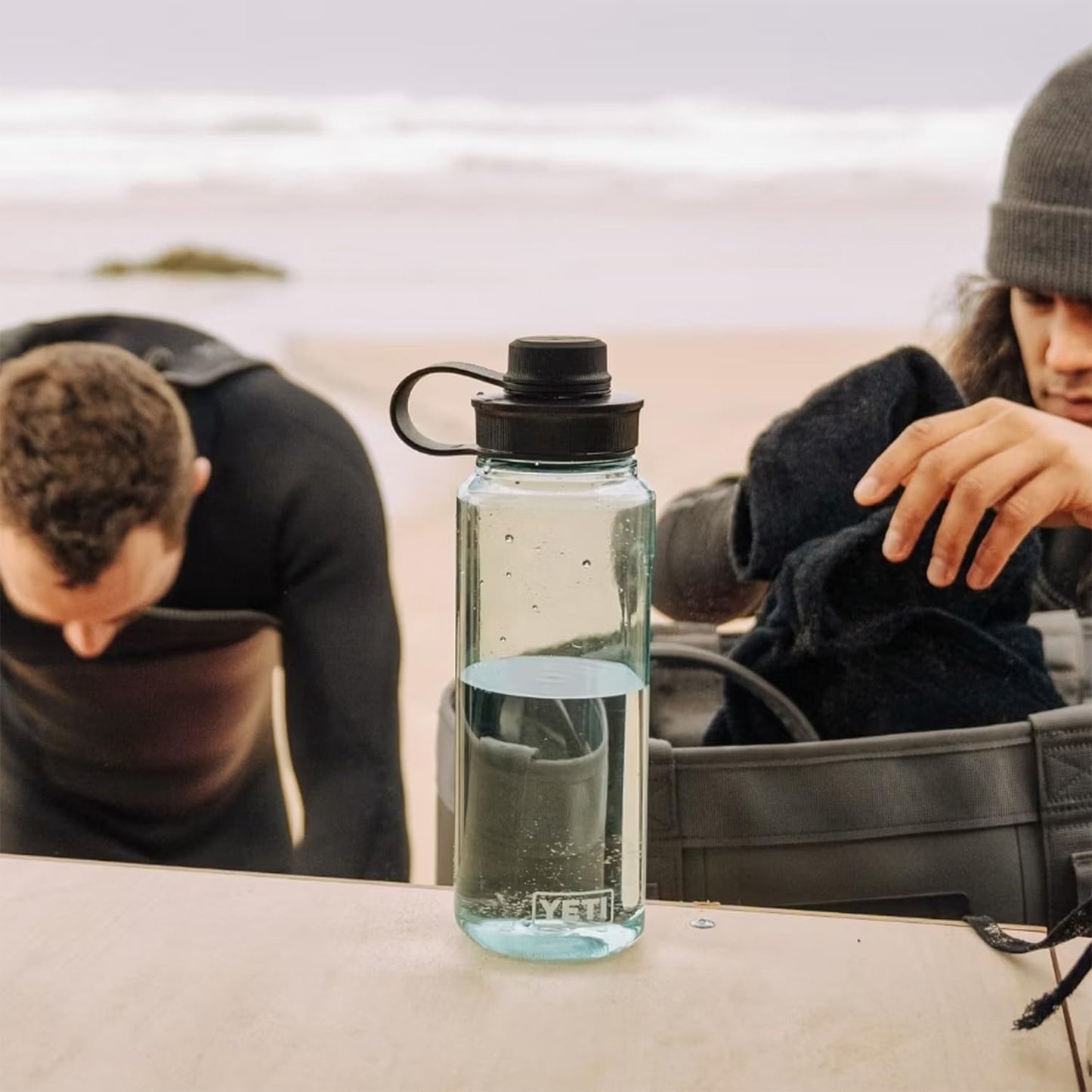 YETI Yonder Water Bottle with Yonder Tether Cap, Lightweight, Leakproof and BPA-Free 34 OZ BIG WAVE BLUE